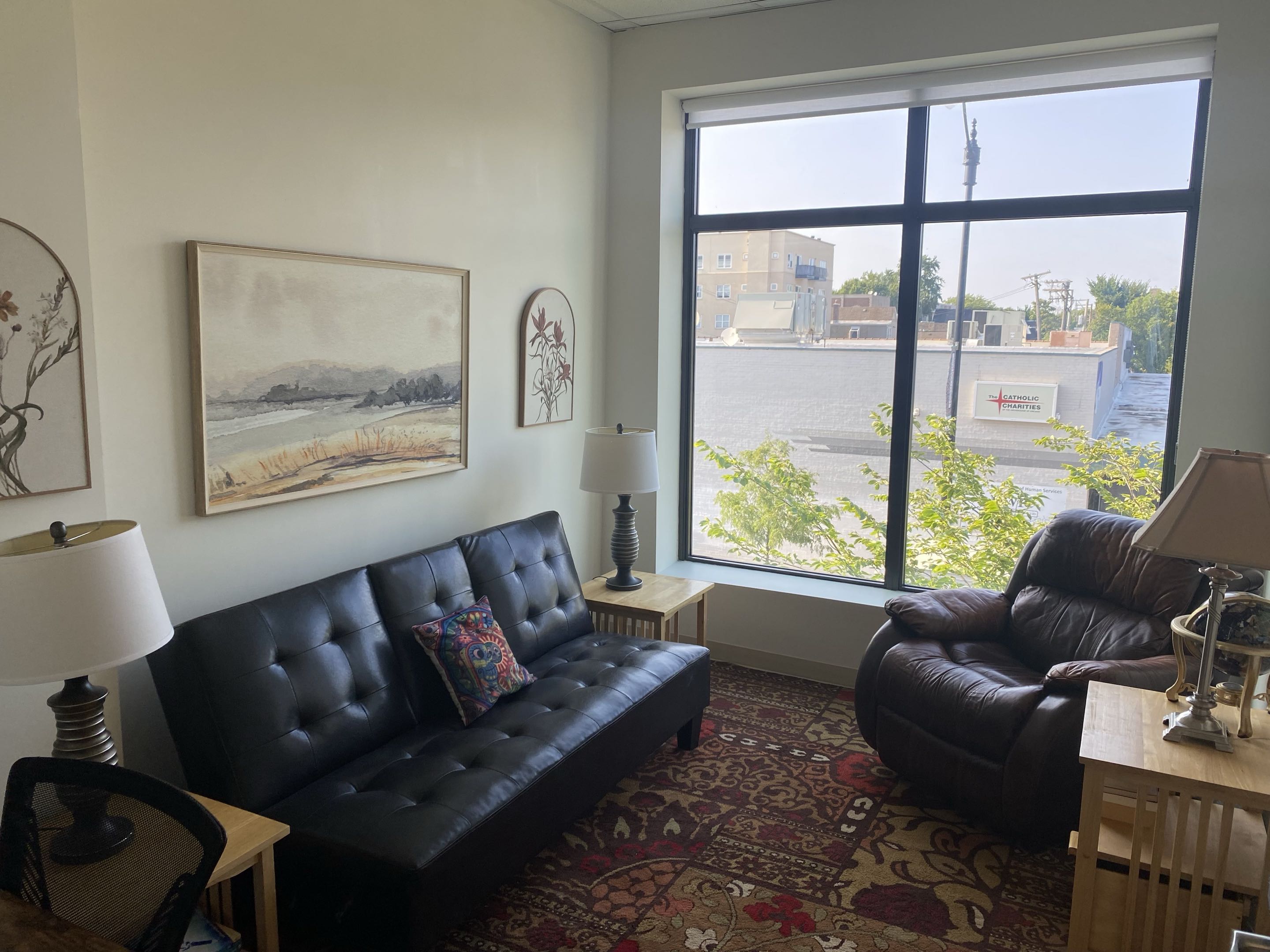 Warm therapy office seating for individual therapy in Chicago